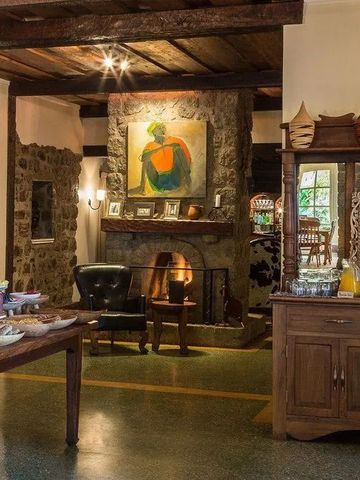 Gemütliche Lounge mit Kamin und rustikaler Dekoration