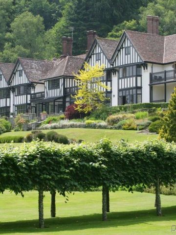Elegante Fassade des Gidleigh Park Hotels mit weitläufigem Garten