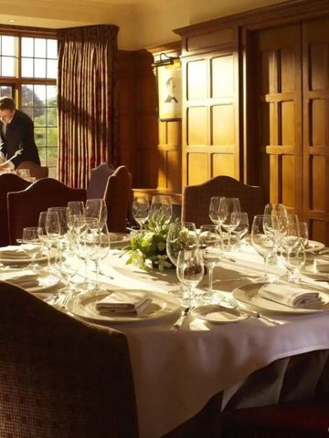 Elegantes Restaurant mit gedeckten Tischen in warmem Licht.