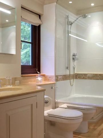 Moderner Hotelbadezimmer mit Badewanne und Fensterblick.