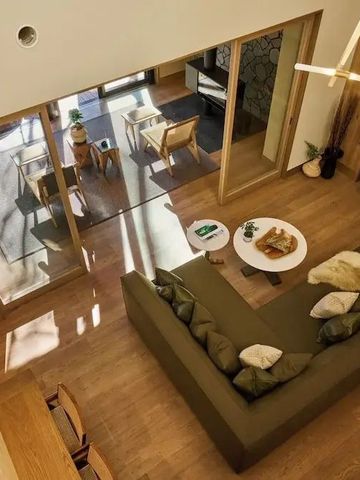 Eleganter Wohnbereich mit großer Couch und natürlichem Licht.