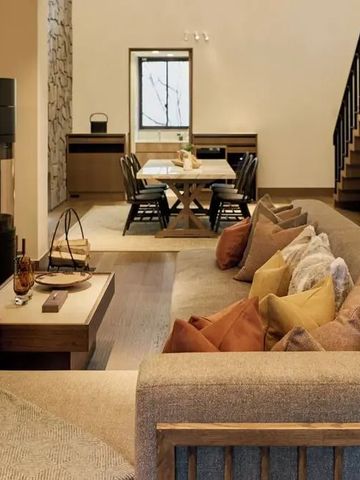 Luxuriöser Wohnbereich mit Kamin, modernen Möbeln und Esstisch