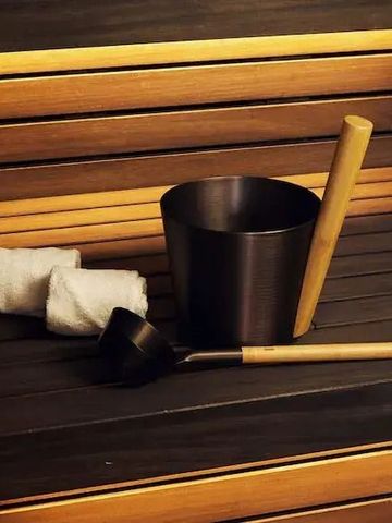 Sauna mit Holzbänken und Saunaeimer für entspannende Momente