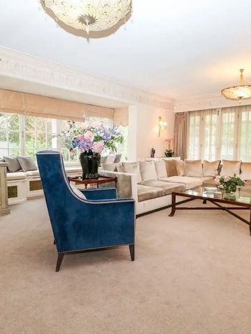 Großes Wohnzimmer mit luxuriöser Einrichtung und füllenden Sitzgelegenheiten.