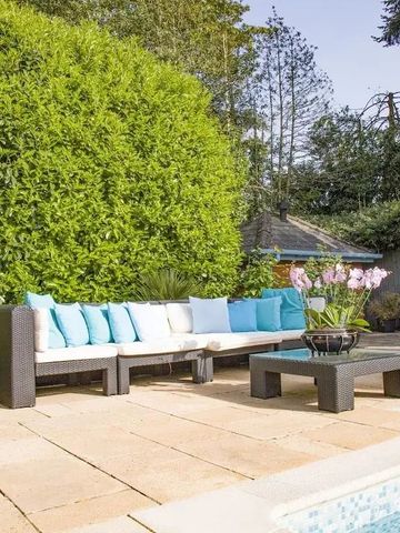 Gartenbereich mit Pool und eleganten Sitzmöglichkeiten