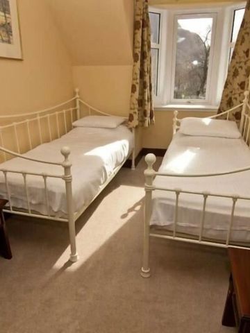 Doppelzimmer mit zwei Einzelbetten und Tageslicht im Hotel