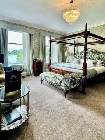 Luxuriöses Schlafzimmer mit Himmelbett und Seeblick