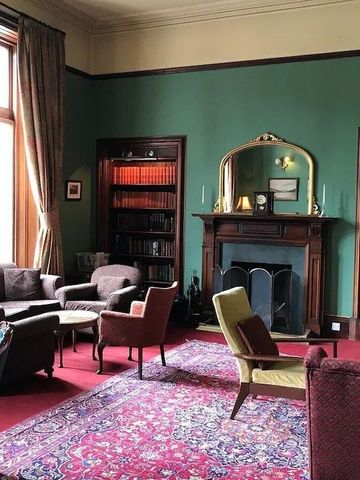 Stilvoll eingerichtete Lounge mit großen Fenstern im Hotel