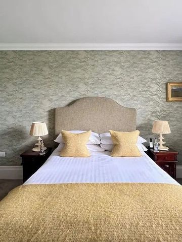 Gemütliches Hotelzimmer mit Doppelbett und gelben Kissen