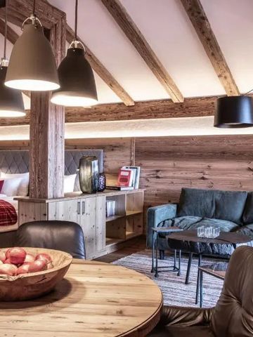 Gemütliche Suite mit offenem Holzdach und modernem Interieur