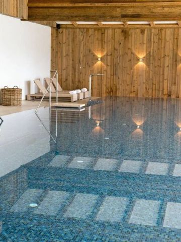 Innenpool mit Liegestühlen und Holzwand