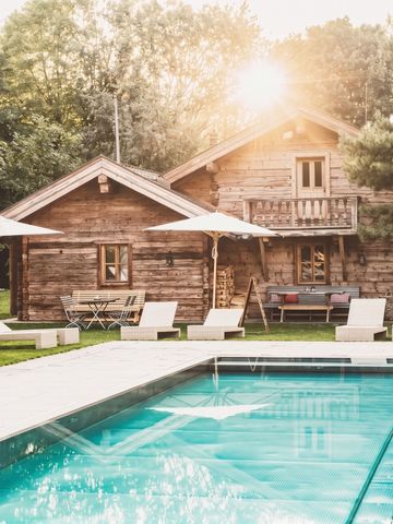 Holzchalets mit privatem Pool im Vordergrund
