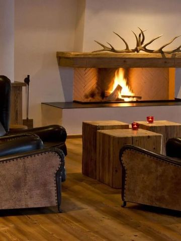 Gemütlicher Lounge-Bereich mit Kamin und Ledersesseln
