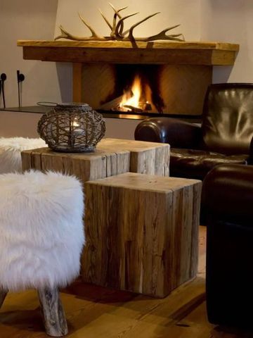 Wohnlicher Raum mit Kamin und rustikalen Holzmöbeln