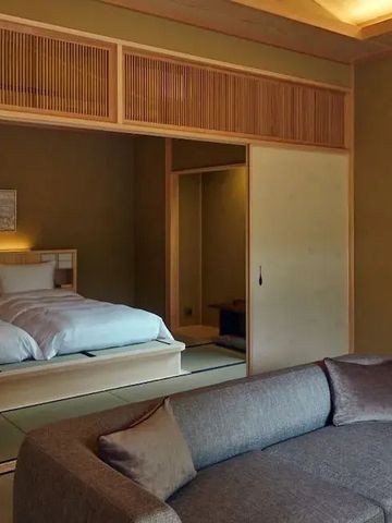 Hotelzimmer mit stilvoller Einrichtung und traditionellem japanischen Design.