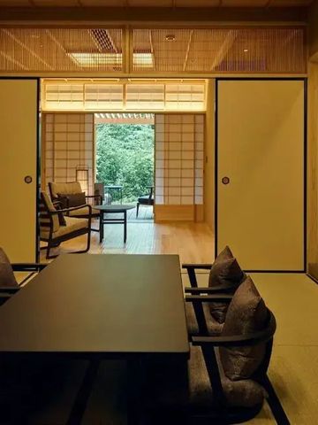 Japanischer Teeraum mit Tatami-Matten und Blick ins Grüne.