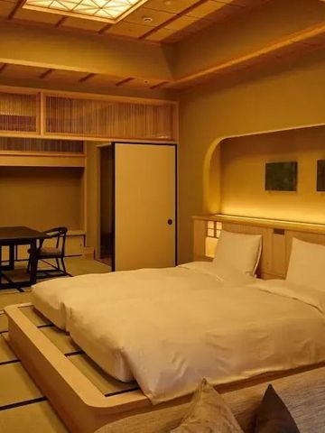 Hotelzimmer im japanischen Stil mit minimalistischer, eleganter Ausstattung.