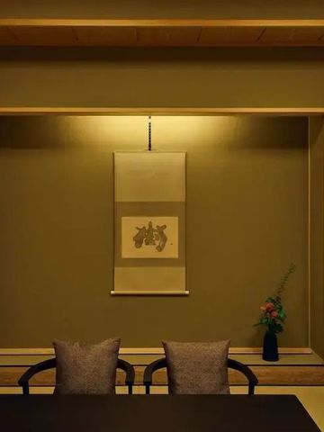 Dekorativer Teeraum mit traditioneller japanischer Kunst und Beleuchtung.