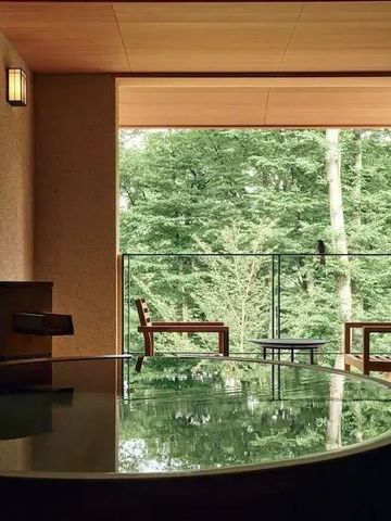 Privater Balkon mit Waldblick und traditioneller japanischer Badewanne