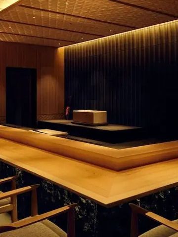 Elegante Bar mit modernen Holzelementen und gedimmter Beleuchtung