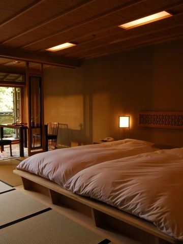 Japanisches Zimmer mit Tatamimatten und moderner Einrichtung sowie Gartenblick