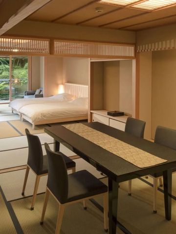 Geräumige Suite mit Tatamiböden und moderner japanischer Einrichtung sowie Gartenzugang