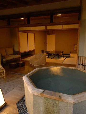 Privater Spa-Bereich mit achteckiger Holzwasserecke und Sitzgelegenheit