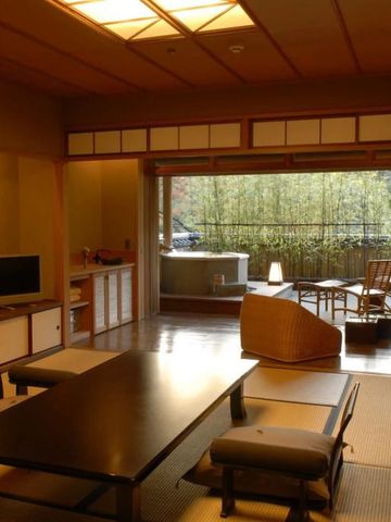 Traditionelles japanisches Zimmer mit Tatamimatten und Gartenblick