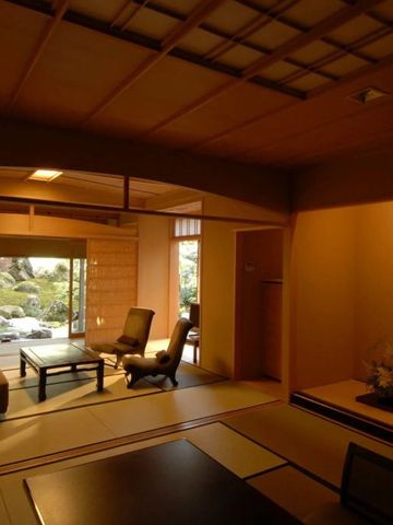 Japanisches Zimmer mit Sicht auf einen gepflegten Garten