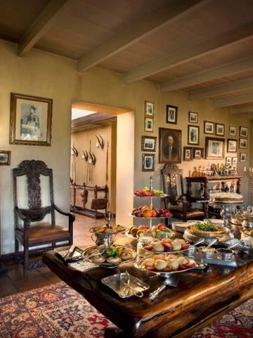 Luxuriöser Speisesaal mit reichhaltigem Buffet im Gorah Elephant Camp