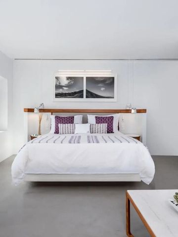 Geräumiges Hotelzimmer mit großem Fenster und modernem Interieur