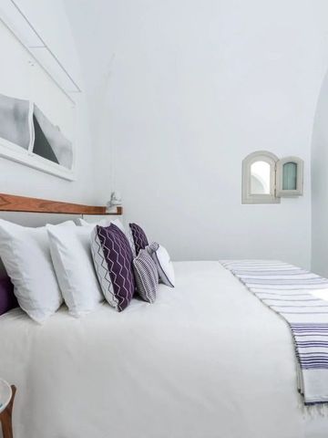 Minimalistisch dekoriertes Schlafzimmer mit einzigartiger Fenstergestaltung