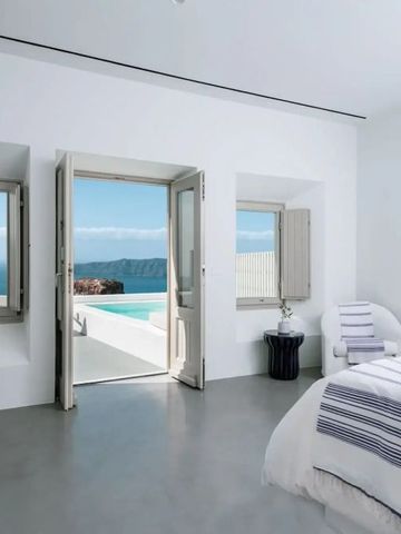 Helles Zimmer mit Blick auf das Meer und privater Terrasse