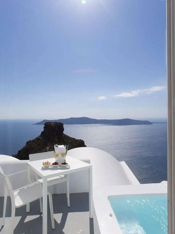 Tisch mit Getränken und Aussicht auf das Meer von der Terrasse