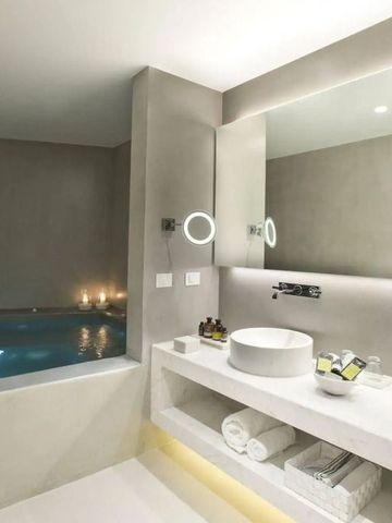 Luxuriöses Bad mit großer Wanne und Wellnessbeleuchtung
