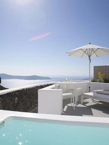 Terrasse mit Blick auf das Meer und privatem Tauchbecken im Grace Hotel