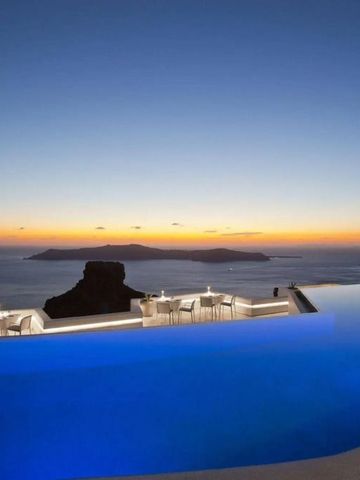 Infinity-Pool mit Blick auf das Meer und Sonnenuntergang im Grace Hotel