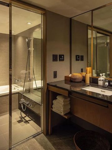 Geräumiges Badezimmer mit Dusche und großem Waschtisch