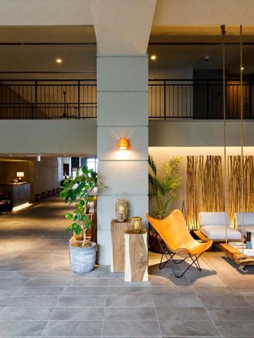 Sitzbereich in moderner Hotellobby mit natürlichem Dekor
