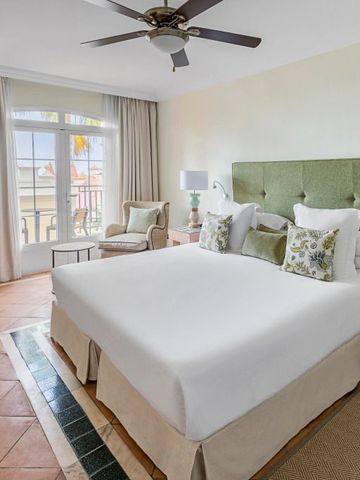 Gemütliches Hotelzimmer mit großem Bett und natürlichem Licht