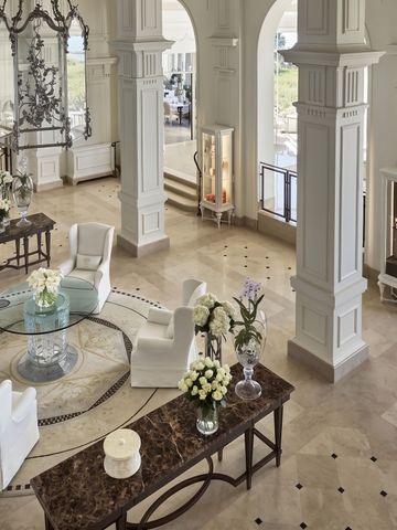 Luxuriöse Lobby im Grand-Hôtel du Cap-Ferrat mit eleganten Möbeln und blumiger Dekoration