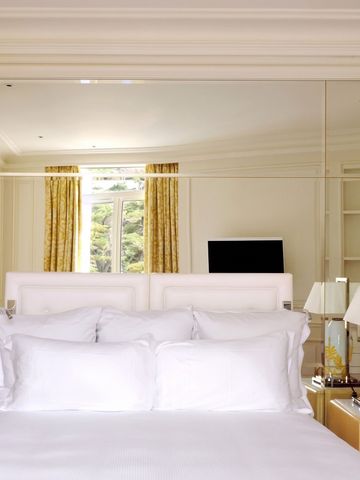 Helles Gästeschlafzimmer mit großen Spiegeln und eleganten Akzenten im Grand-Hôtel du Cap-Ferrat