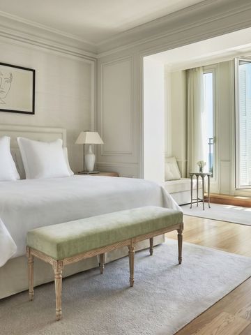 Helles Schlafzimmer mit Zugang zum Balkon und Meerblick im Grand-Hôtel du Cap-Ferrat
