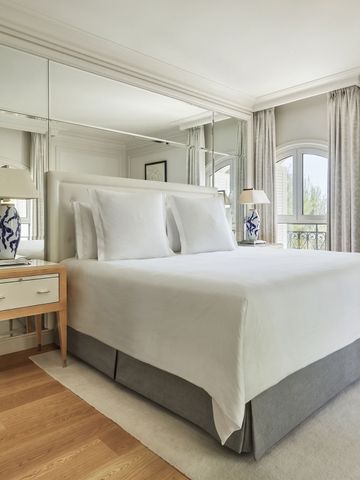 Elegantes Doppelbettzimmer mit klassischer Einrichtung und Holzboden im Grand-Hôtel du Cap-Ferrat