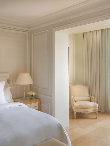 Elegantes Schlafzimmer mit klassischer Einrichtung und großem Fenster zum Balkon