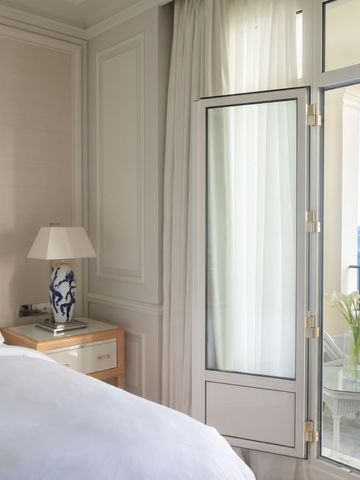 Deluxe Zimmer mit Blick auf die Terrasse und das Meer im Hintergrund