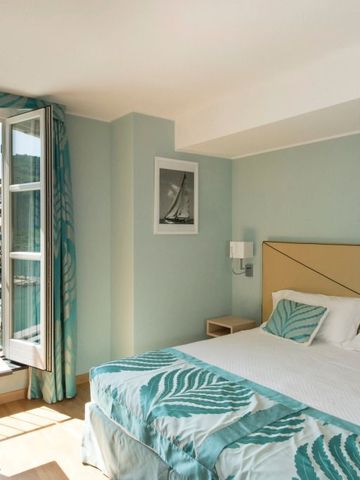 Modernes Hotelzimmer in beruhigenden Blautönen mit Fensterblick auf Portovenere.