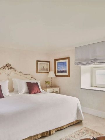 Elegantes Schlafzimmer mit Doppelbett in heller, klassischer Einrichtung