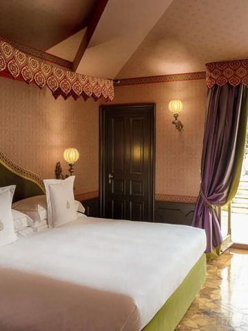 Gemütliches Zimmer mit großem Bett und Zugang zum Garten.