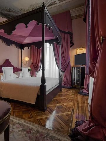 Luxuriöses Hotelzimmer mit Himmelbett und eleganten Vorhängen